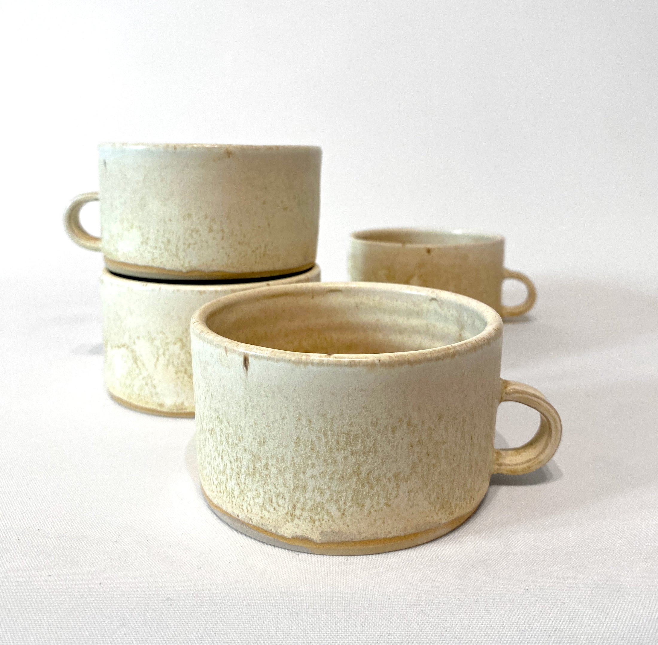 Vier kleine Kaffeetassen in Beige mit Henkel