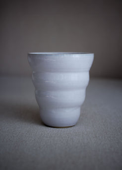 Gewellte Vase  in zartem Eisblau