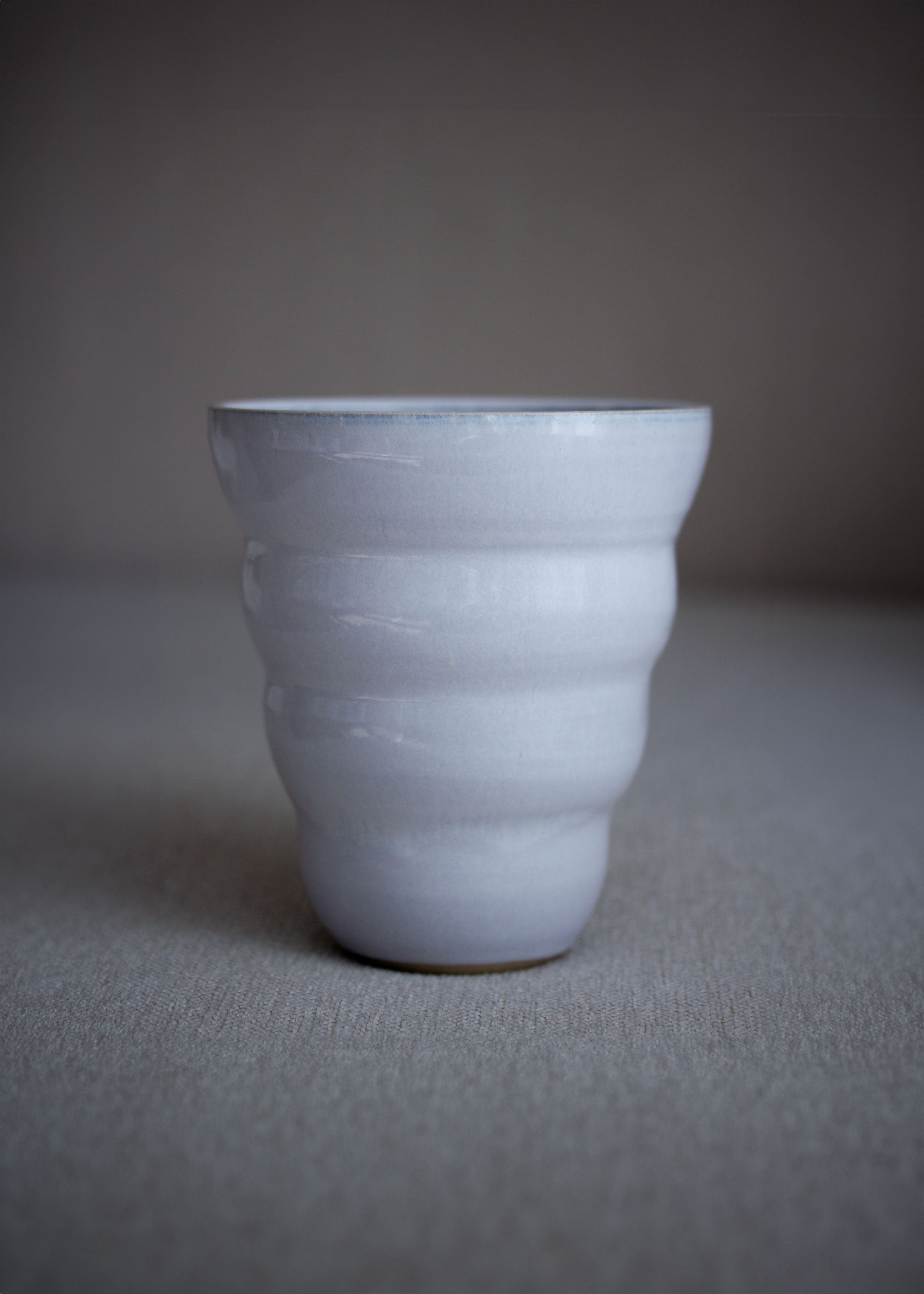 Gewellte Vase  in zartem Eisblau