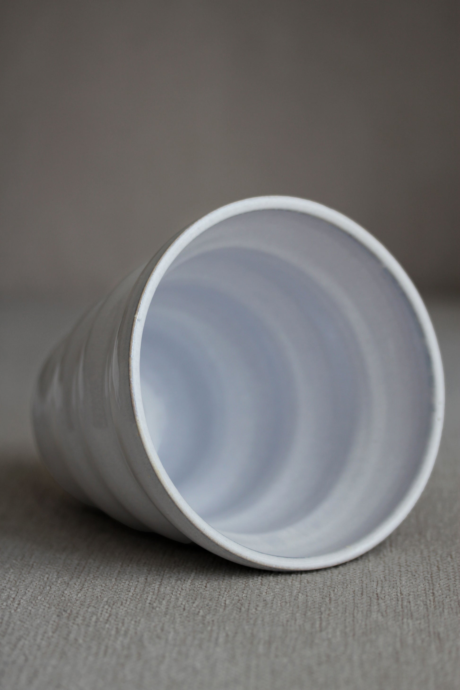Liegende Gewellte Vase in zartem Eisblau