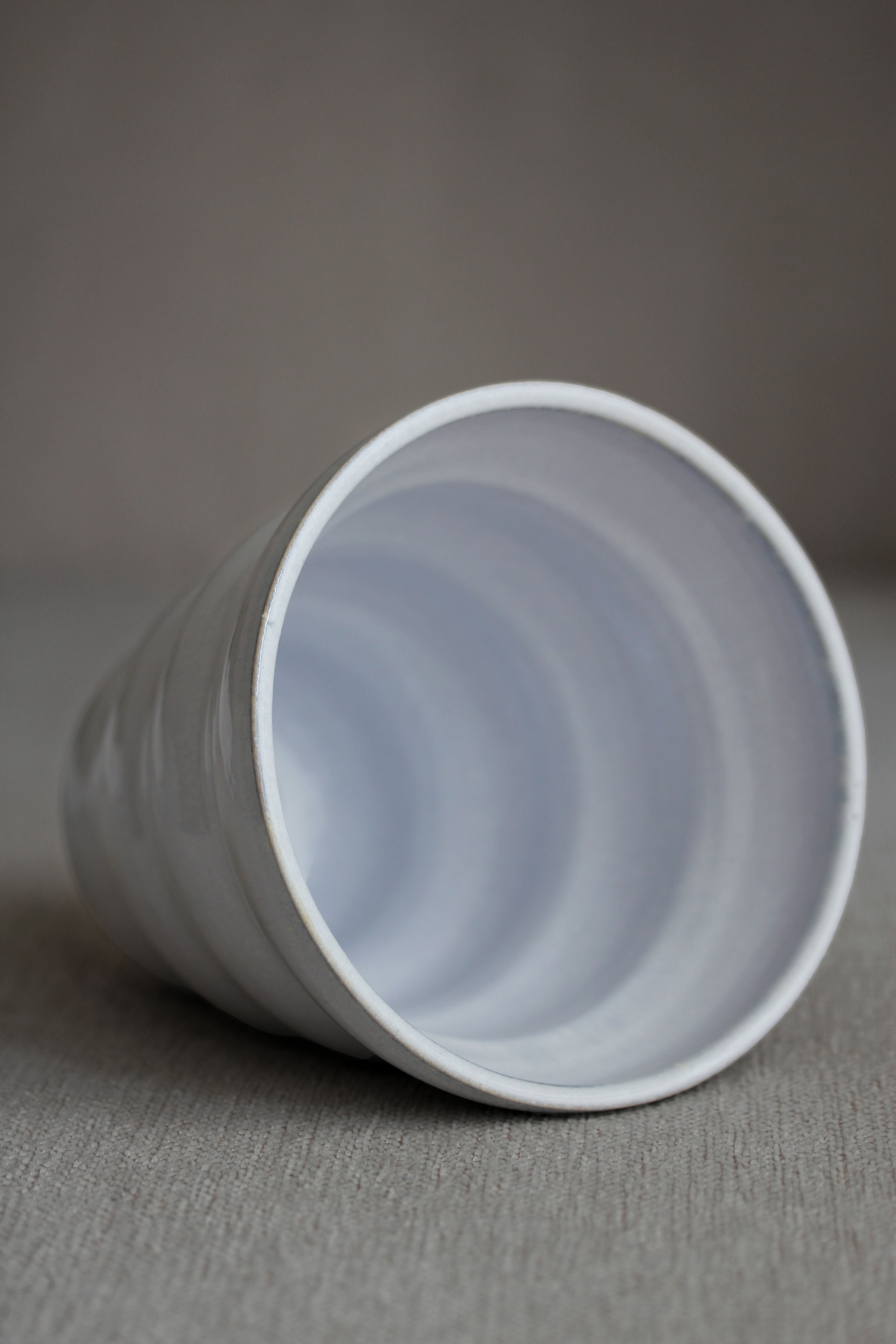 Liegende Gewellte Vase in zartem Eisblau