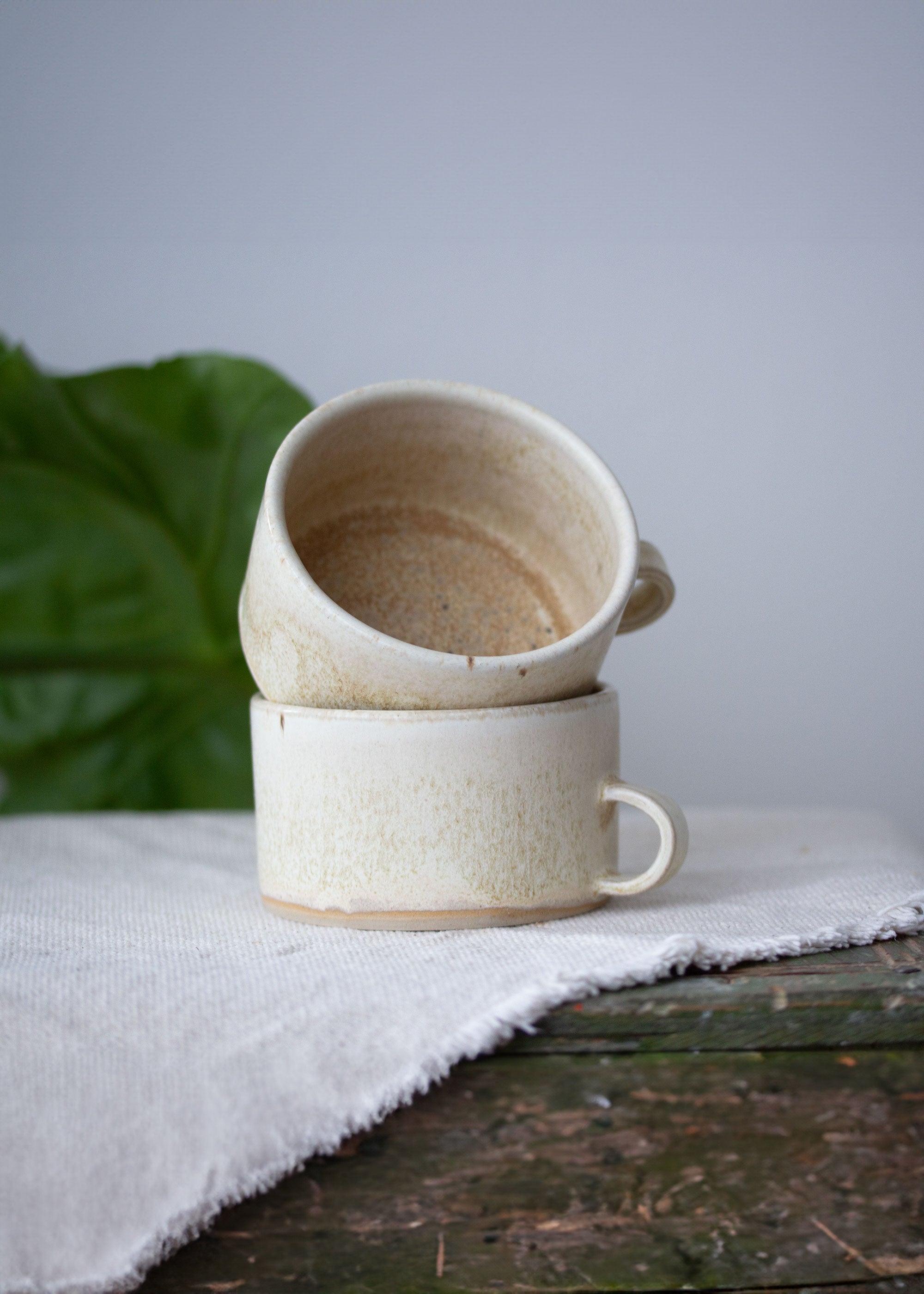 Zwei Kaffeetassen in Beige mit Henkel