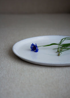 Runde Servierplatte in zartem Eisblau mit kleinem Rand mit blauer Kornblume