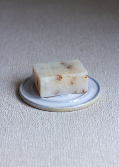 Runde Seifenschale in zartem Eisblau mit Rillen und einem Seifenstück