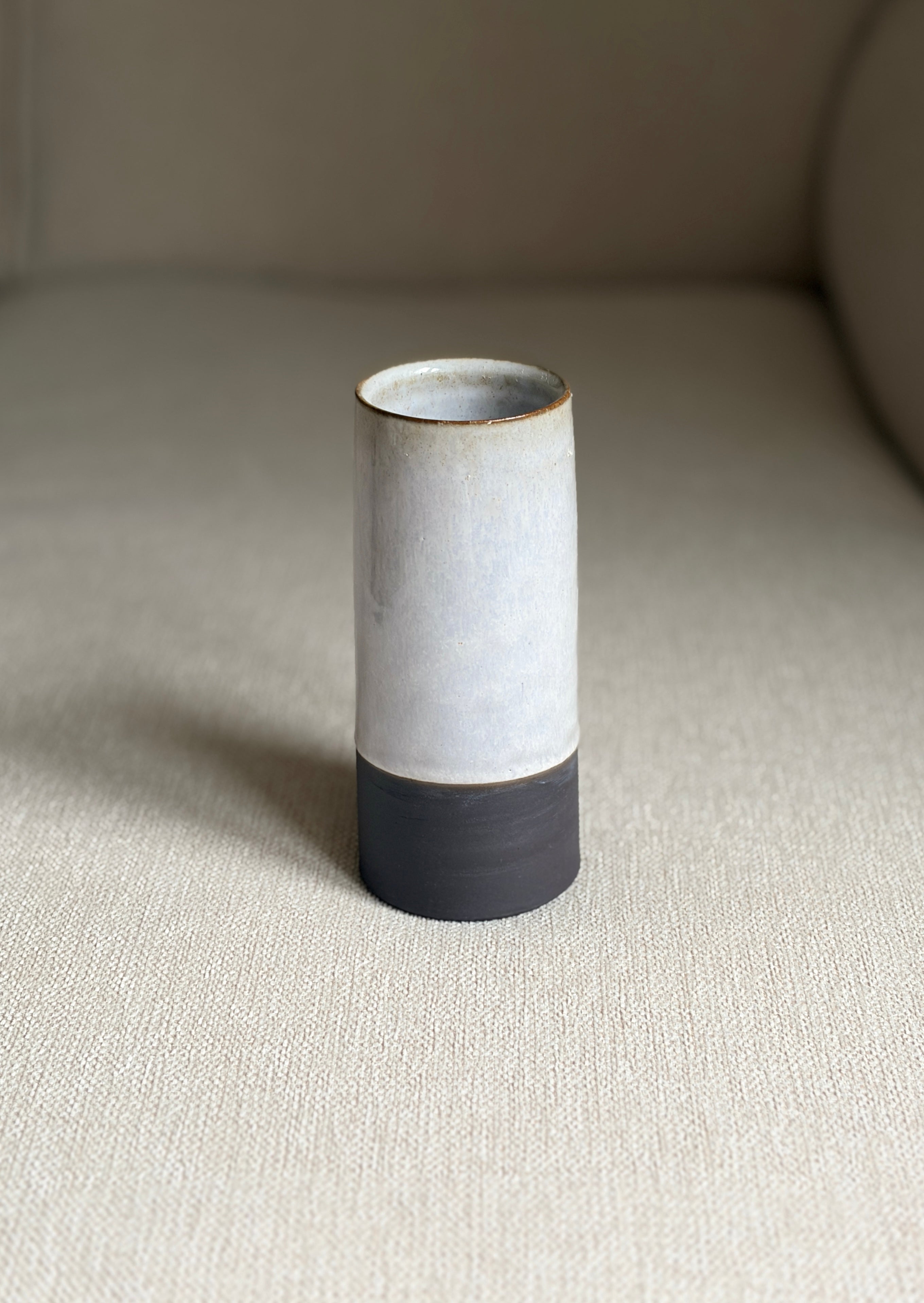 Schmale schwarze Vase - Eisblau