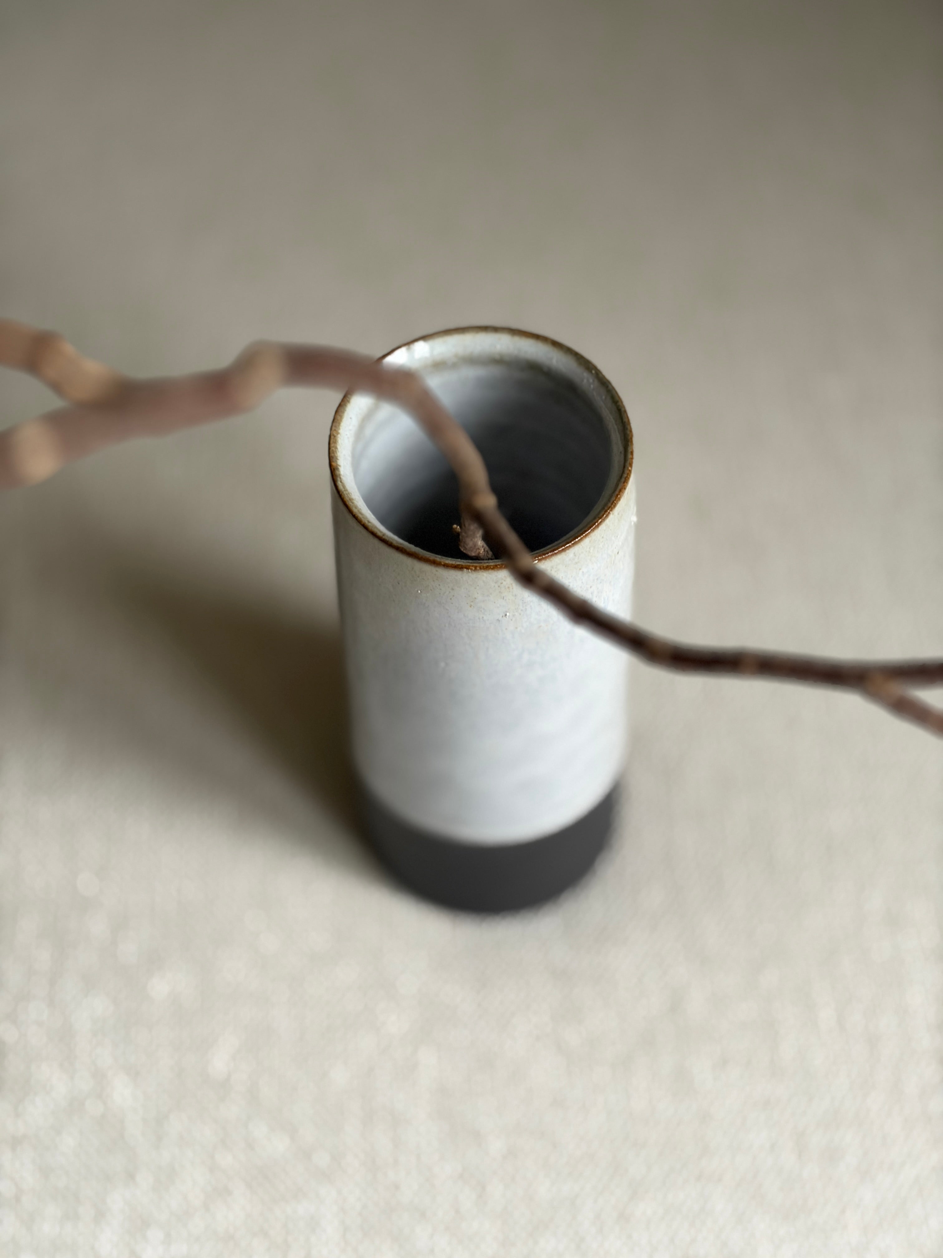 Schmale schwarze Vase - Eisblau