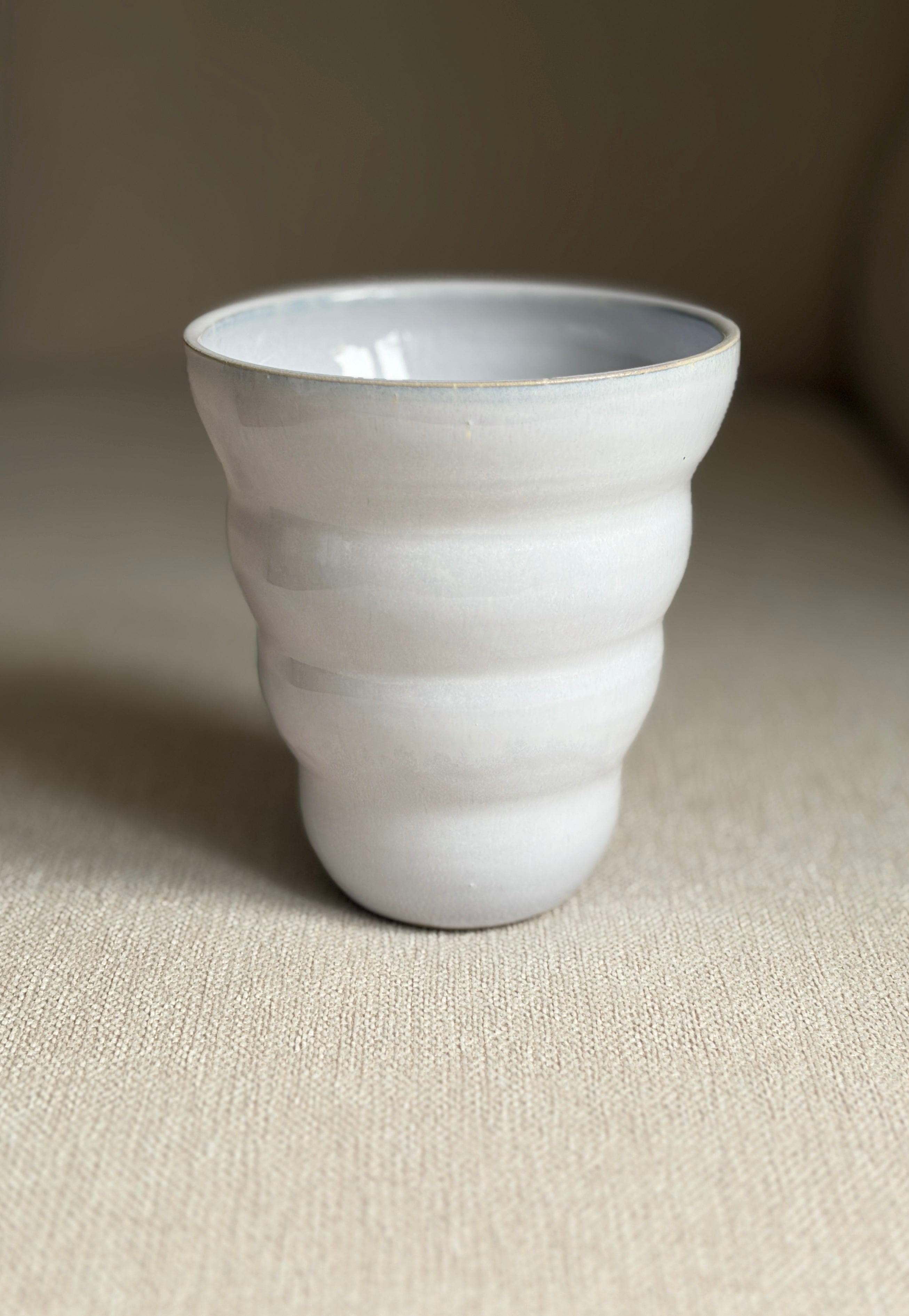 Gewellte Vase – Eisblau